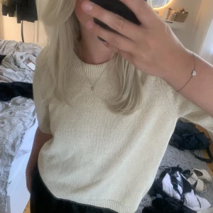 Kortärmad stickad tröja - Säljer min oanvända ljusbeiga stickade kortärmade tröja med silverglitter ifrån Part Two💓