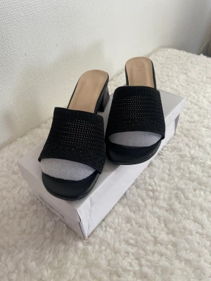 Oanvända skor med klack  - Oanvänd skor med liten klack i storlek 38. Pris 30kr