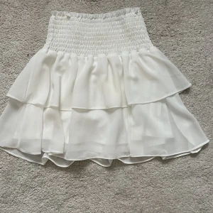 Chelsea kjol - Volang kjol från Chelsea . Använd några få gånger därav väldigt fint skick💓