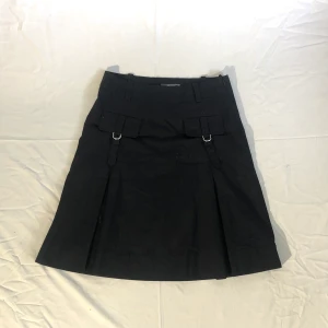 Söt svart kjol! - Så söt svart kjol med några veck/ plisserad! Den har snygga fickor fram till med silverdetaljer på!