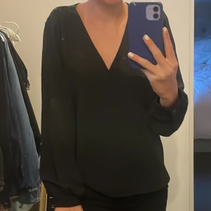 Blus  - Skitsnygg topp ifrån vero Moda i storlek s. Säljer då jag har en likadan så får ingen användning av denna längre. 