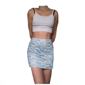 Blommig mini kjol - Söt kjol som är enkel att styla. Väldigt bra skick