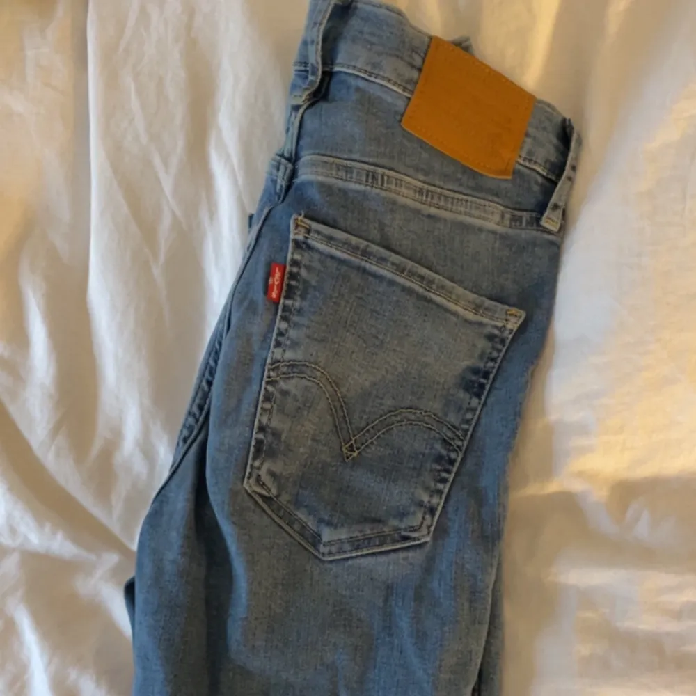 Ett par Levis jeans med hål i ena knät. Tighta med lite slit längst ner. XS . Jeans & Byxor.
