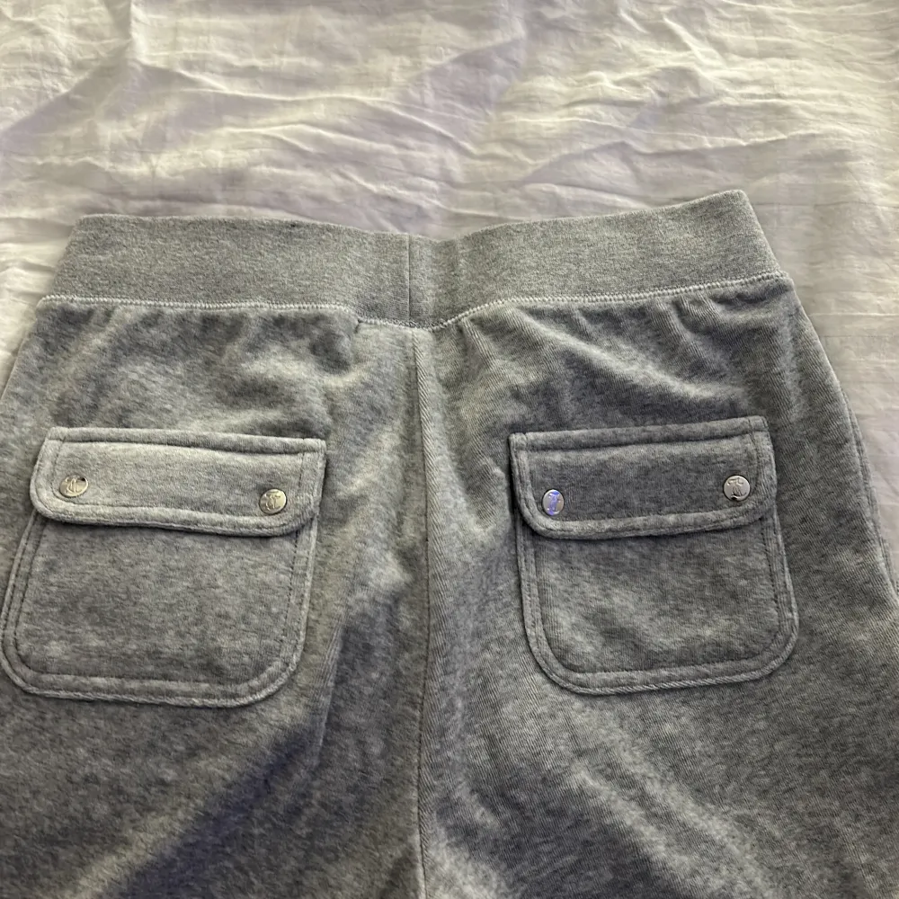 säljer dessa juicy byxor i storlek S! Knappt använda Max typ tre gånger. Jeans & Byxor.