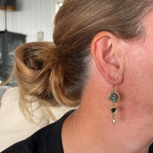 Gulidigt örhänge  - Superfint hängande örhänge med söta detaljer 