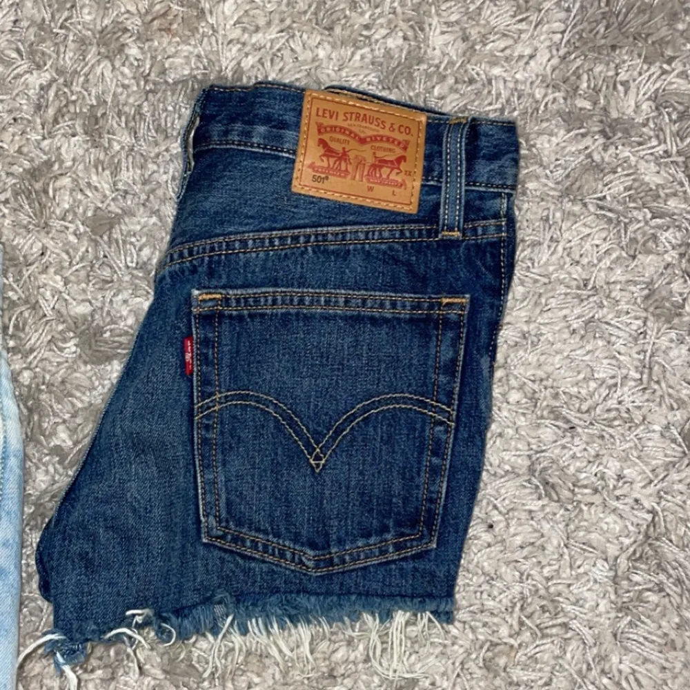 Levis shorts. Använda men inga fel. Storleks Xs. Båda för 200kr ett par 130kr. Shorts.