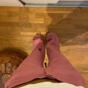 Rosa kostymbyxor  - Jätte fina rosa kostymbyxor. Byxorna har även en cool kant där uppe som går att vika ner. Storleksmässigt skulle jag säga att de är en 36a ungefär. Lite slitna längst ner men annars i bra skick.