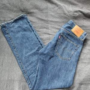 Säljer ett par väldigt populära levis 501 jeans regular fit. De är endast använda ett par gånger och visar inga tecken på användning.  Köpta i en levisbutik för 1099kr. Priset kan definitivt diskuteras. Hör av dig om du har frågor eller funderingar.