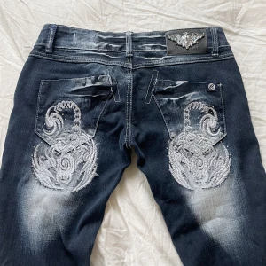 crazy age jeans - använd köp nu! midja:76+stretch innerben:83,5, jag är 169 w28 som referens😽säljer fler liknande jeans