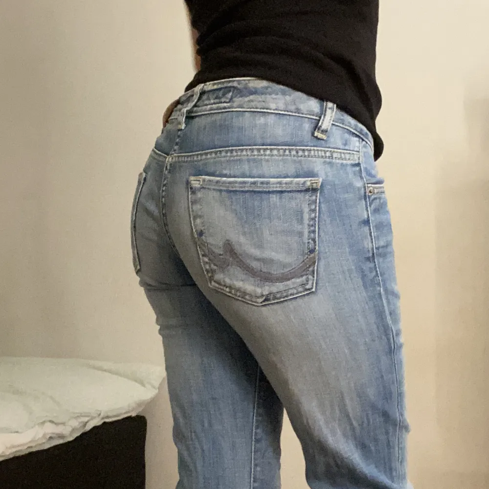 Skit snygga ltb jeans vet tyvärr inte storlek men innerbenslängden är 75cm och midjemåttet är 75cm💓FRI FRAKT. Jeans & Byxor.