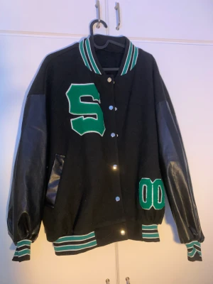 College Jacka med fake skinn - Tunn Jacka från Shein, bra skick pris kan diskuteras och kan mötas upp i Stockholm, Gävle, Uppsala