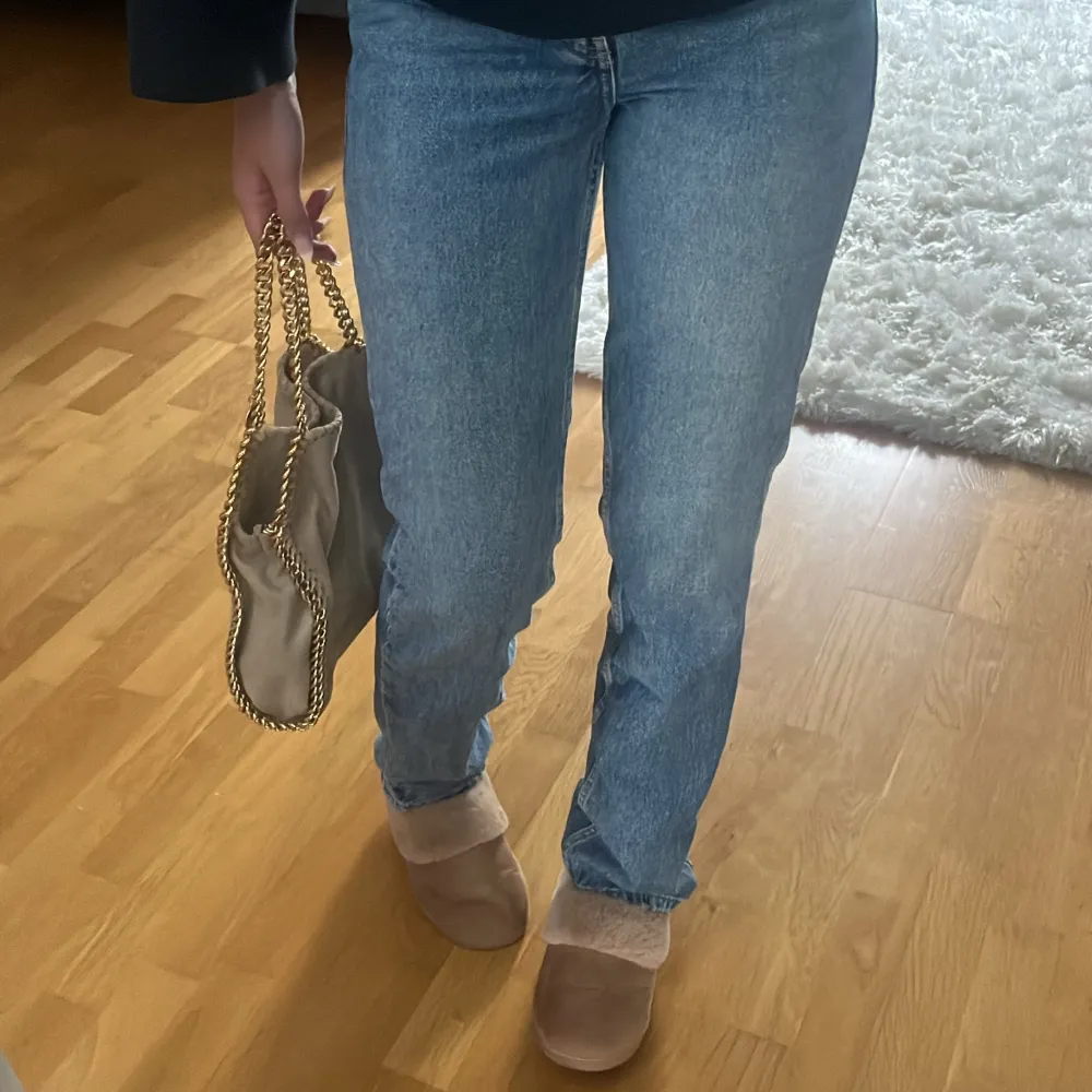 As snygga raka jeans i storlek 34 från zara som tyvärr är för små för mig.💕 150+frakt . Jeans & Byxor.