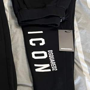 Säljer ett par Dsquared2 mjukisbyxor/sweatpants i storlek S, helt nya med tags. Nypris 3500kr