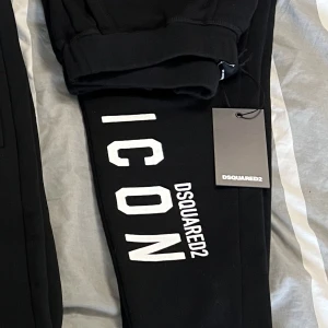 Dsquared2 ICON Sweatpants - Säljer ett par Dsquared2 mjukisbyxor/sweatpants i storlek S, helt nya med tags. Nypris 3500kr