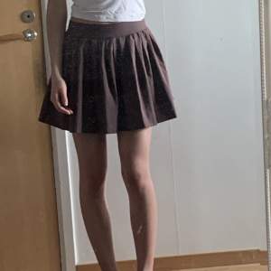 Brun tennis kjol med inbyggda shorts i storlek m men sitter perfekt passar även mig som oftast har xs/s. Använd 1 gång.
