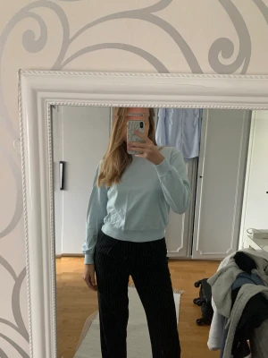 Sweatshirt  - Superfin sweatshirt från nakd i storlek S. Sparsamt använd så den är i bra skick. 💙