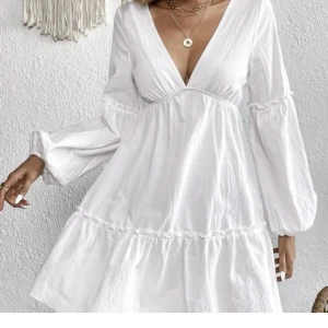 Vit klänning - Kort vit klänning, superfint skick, köpt här på plick men passade inte mig🤎