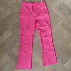 Rosa kostymbyxor - Rosa kostymbyxor från Zara som aldrig är använda. Strl: M men en liten storlek så skulle säga S