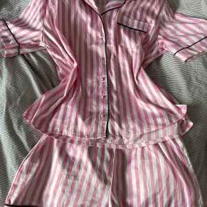 Pyjamas - Victoria secret-liknande pyjamas från new yorker💘 150kr för hela. Inte använd så mycket och köpt i vintras! Vet inte riktigt vilken kategori jag skulle ta så valde klänningar 🤭Kontakta mig gärna vid frågor😽 OBS: materialet och kvaliten är inte perfekt! 😽