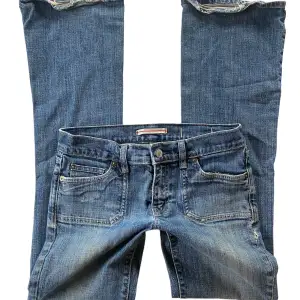 Blåa jeans! Midja: 74 cm, innerbenslängd: 73 cm. Supersköna 🫶🏼