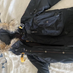 Parajumper Right Hand - En Righthand som använd en halv vinter, köpt för 11 000 på Märkesbutiken i Båstad. Kondition- Som Ny Storlek XS men passar S-M lite oversized.