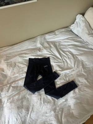 Träningstights  - Snygga mörkblå träningstights från DOM. Väldigt bra skick, i storlek xs. Hör av dig om du undrar något!🩷