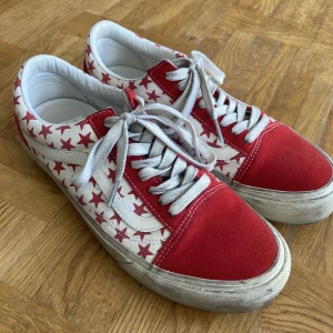 Bianca Chandon Vans Old Skool 43 - Ett par Vans Old Skool i collab med designer märket Bianca Chandon. Skorna är lätt använda. Hela kollektionen med Vans skorna gjorde med Bianca Chandôn var tillverkade till att reda se använda och ”distressed” från början. Original låda följer ej med.