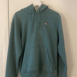 Dickies hoodie  - Kommer ej till användning, lite oversized, nypris 700 typ