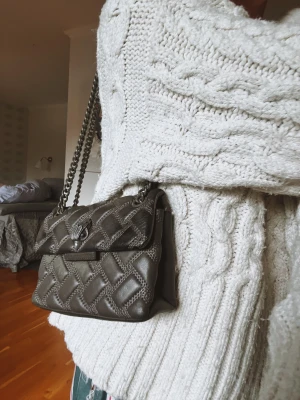 Kurt geiger väska - Trendig läderväska från kurt geiger i moon-grey! Ganska använd med en del slitningar längst kanterna och därmed priset!   Nypris 2000kr 