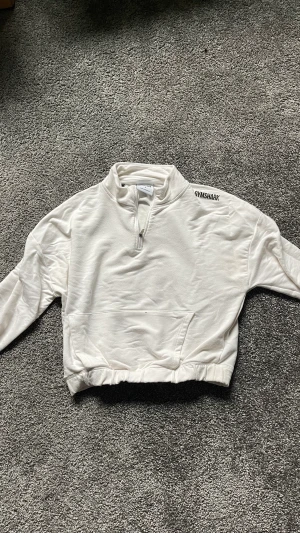 Gymshark cropped sweater  - Säljer en vit cropped sweater från Gymshark. Superskönt! Helt okej bra skick. Har en svart också så kan sälja båda. Storlek S