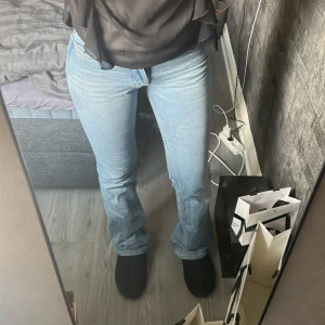 Lee jeans  - Är 172 och jeansen är bra längd, eller något långa på mig. Köpta i våras och endast använda fåtal gånger därav inga defekter eller tecken på användning Jeansen är bootcut i modellen och midwaist.💗💗