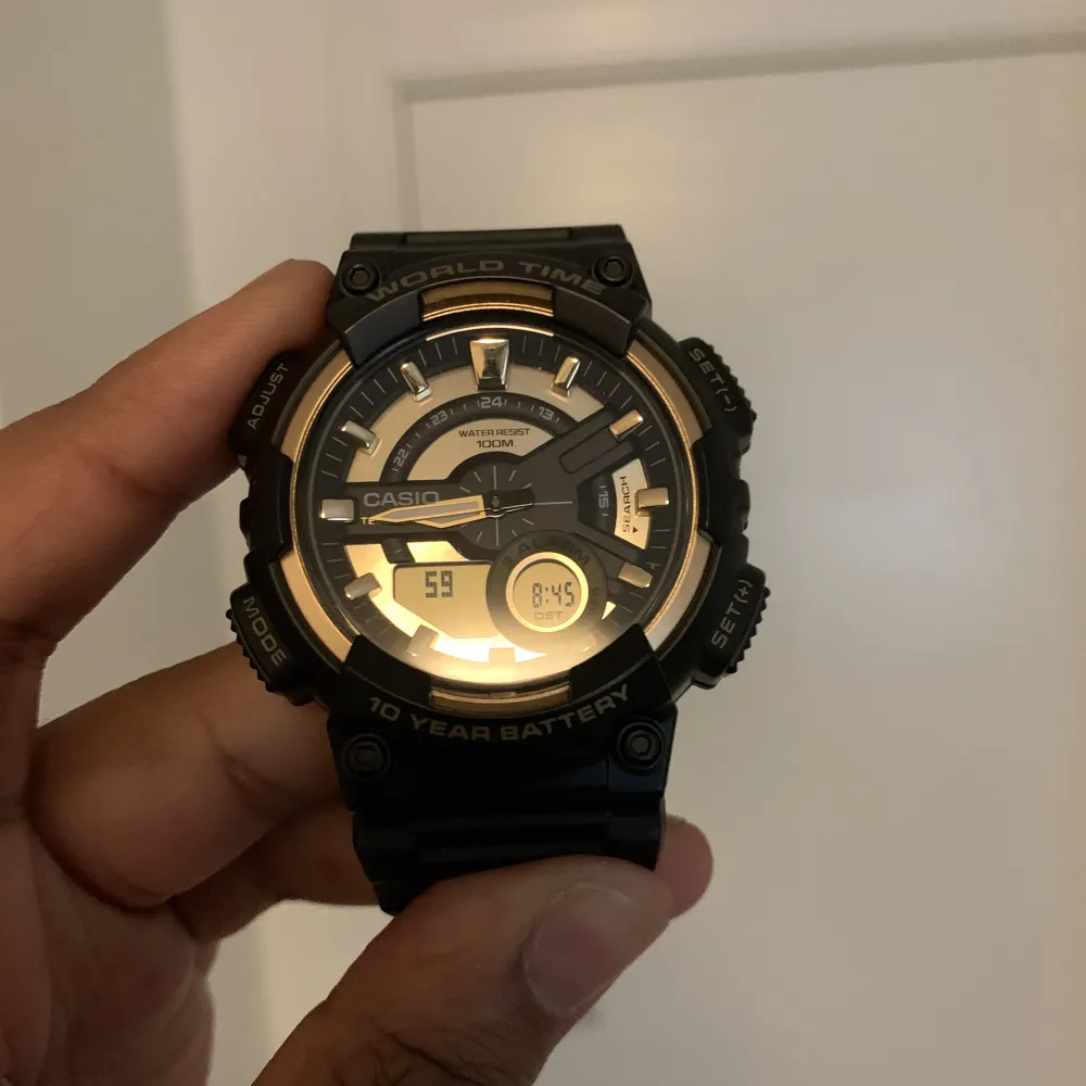 Casio G-Shock-klocka jag har till salu:  Denna klocka är en ikonisk modell från Casio G-Shock-serien, känd för sin hållbarhet och pålitlighet. Den har en robust konstruktion som är vattentät och stötsäker, vilket gör den perfekt för alla utomhusaktivitete. Accessoarer.