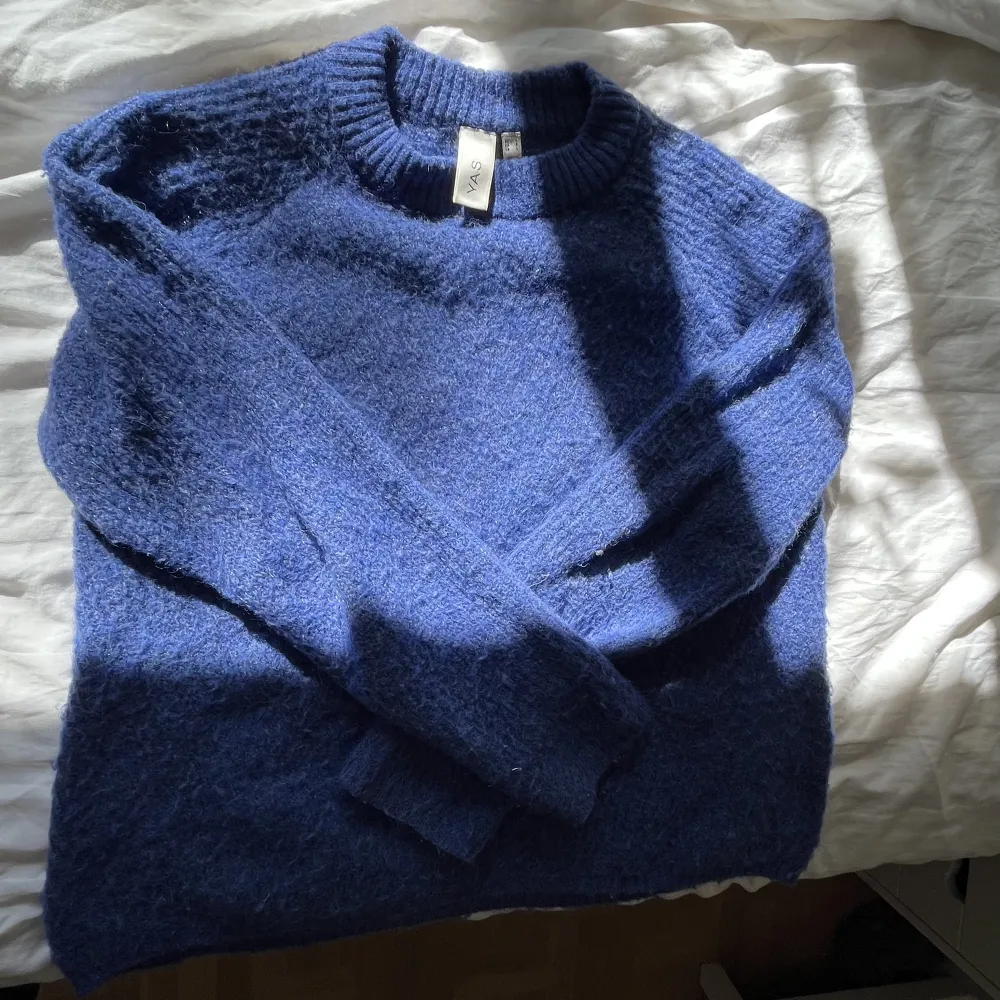 En blå stickad tröja från Y.A.S som jag köpte när jag var i Norge men som jag aldrig har kommit till användning. Den är i storlek L men skulle mer säga att den passar någon som brukar ha S. Stickat.
