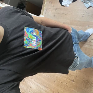 HUF t shirt - HUF tshirt svart med tryck. Okej skick. 