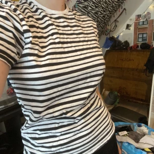 Randig t-shirt🤍🖤🤍🖤 - Snygg t-shirt i storlek s🖤