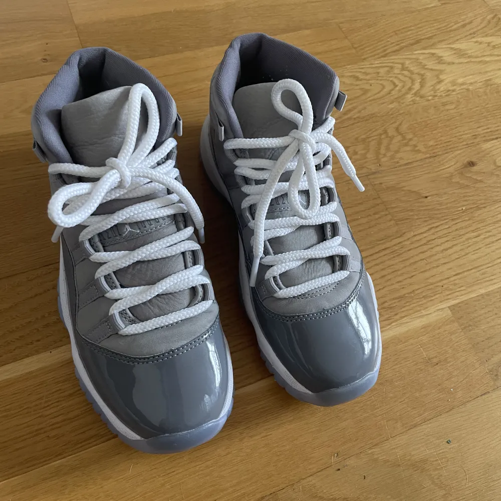 Jordan 11 cool grey i storlek 36. Kommer med orginallåda. Kvitto finns, köpta från SNKRS . Skor.