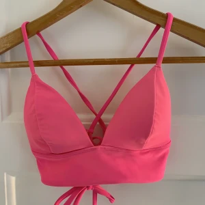 Neonrosa bikinitopp hollister - Säljer denna väldigt fina bikinitopp från hollister. Sparsamt använd i väldigt fint skick.