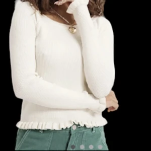 Skitsnygg Stickad topp - Säljer denna as snygga stickade tröjan men volangärmar. Säljer då jag behöver pengarna❤️