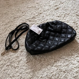 Väska, H&M - Helt ny väska från H&M. Justerbart axelband och magnet för att stänga.