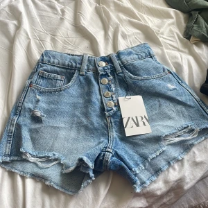 Jeansshorts från zara  - As snygga jeans shorts från zara barn, säljer för att dom var jätte stora i storleken, hade passat XS/S perfekt . Jätte snygga men förstora för mig tycärr . Prislapp finns kvar!  Nypris: 200kr Mitt pris 100kr