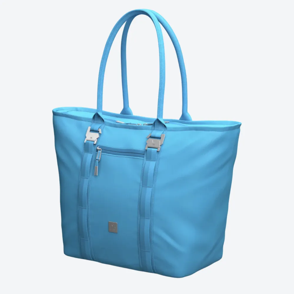 DB douchbag tote rymmer 25L i färgen ice blue. Jätte jätte fin väska och helt ny aldrig använd. Köpt för 1200kr❤️ Kontakta vid frågor eller bilder. Väskor.