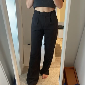 Kostymbyxor LxA - Säljer dessa mörkbruna kostymbyxor från LxA the label, på sista bilden kan man se hur färgen är jämför med ett svart plagg. Storlek M, 200kr+frakt