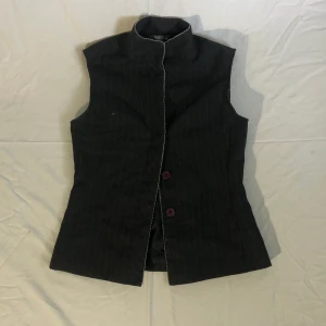 Coolaste svarta västen! - En så snygg svart väst med hög hals och kritstrecksränder! Brukade vara en kavaj men har sytt den till en väst!