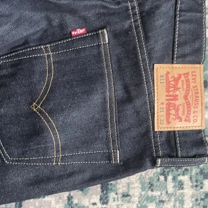 Raka Levis jeans  - Snygga lågmidjade Levis jeans. Aldrig använda. Säljer då de är för små för mig. Raka i benen vilket ger lite av en bootcut effekt, modellen 511. 