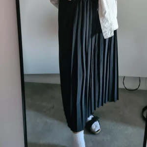 Lång svart kjol - En plisserad kjol som är väldigt luftig och skön😊 Går ner till anklarna på mig, 168cm lång. Har sytt in den lite som är lätt att sprätta upp om en vill ha den större. 