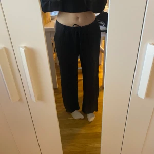 Linnebyxor - Svarta linnebyxor som tyvärr är för stora för mig. 