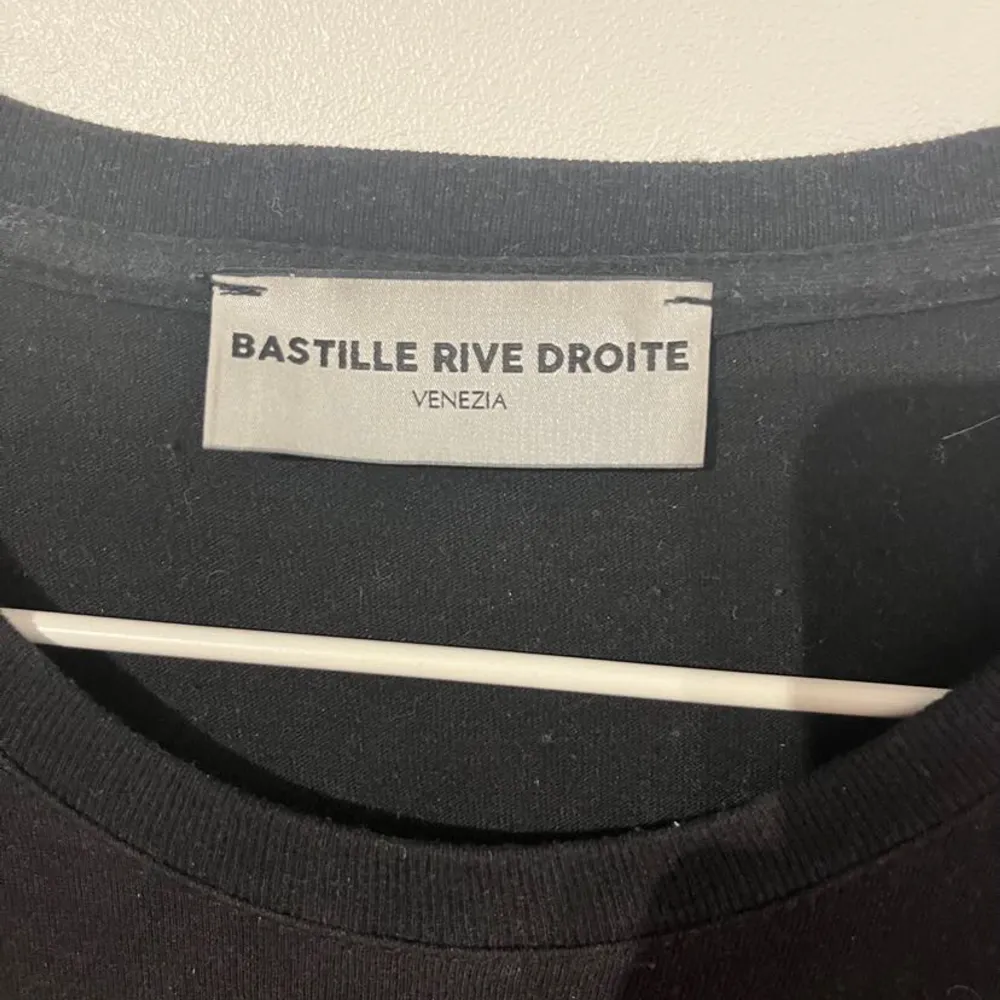 Säljer nu en riktigt schysst Bastille Rive Droite T-Shirt. Knappt änvänt. Pris kan förhandlas vid snabb affär.. T-shirts.