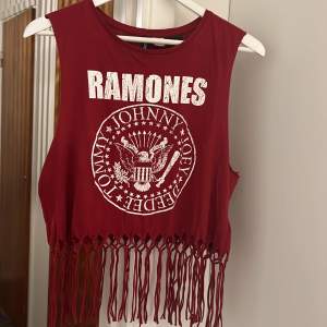 Ramones linne från H&M med fransar nedtill. Använt men fint skick.