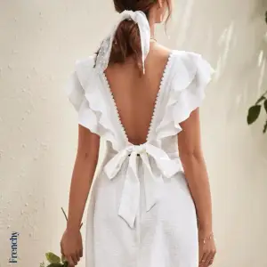 Jättefin vit klänning som jag säljer då den var lite för stor på mig. Storlek XS men skulle säga att den skulle passa någon som har S bättre. Aldrig använd. Nypris 219.