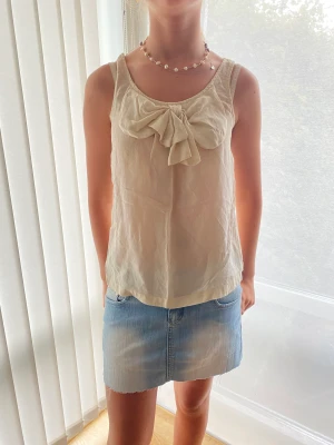 Blus - Super gullig blus som ör i väldigt fint skick skriv för fler bilder❤️🥰